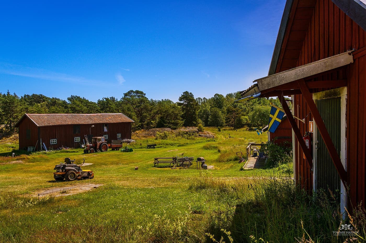 Lantligt gårdshus mellan hav och skog